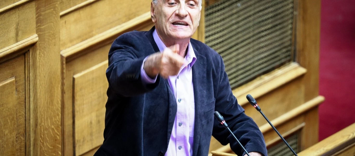 Τραγέλαφος Βαρεμένου: Καταγγέλλει ως... σκευωρία την είδηση κατά του ΣΥΡΙΖΑ που διάβασε στο κινητό του! (βίντεο)